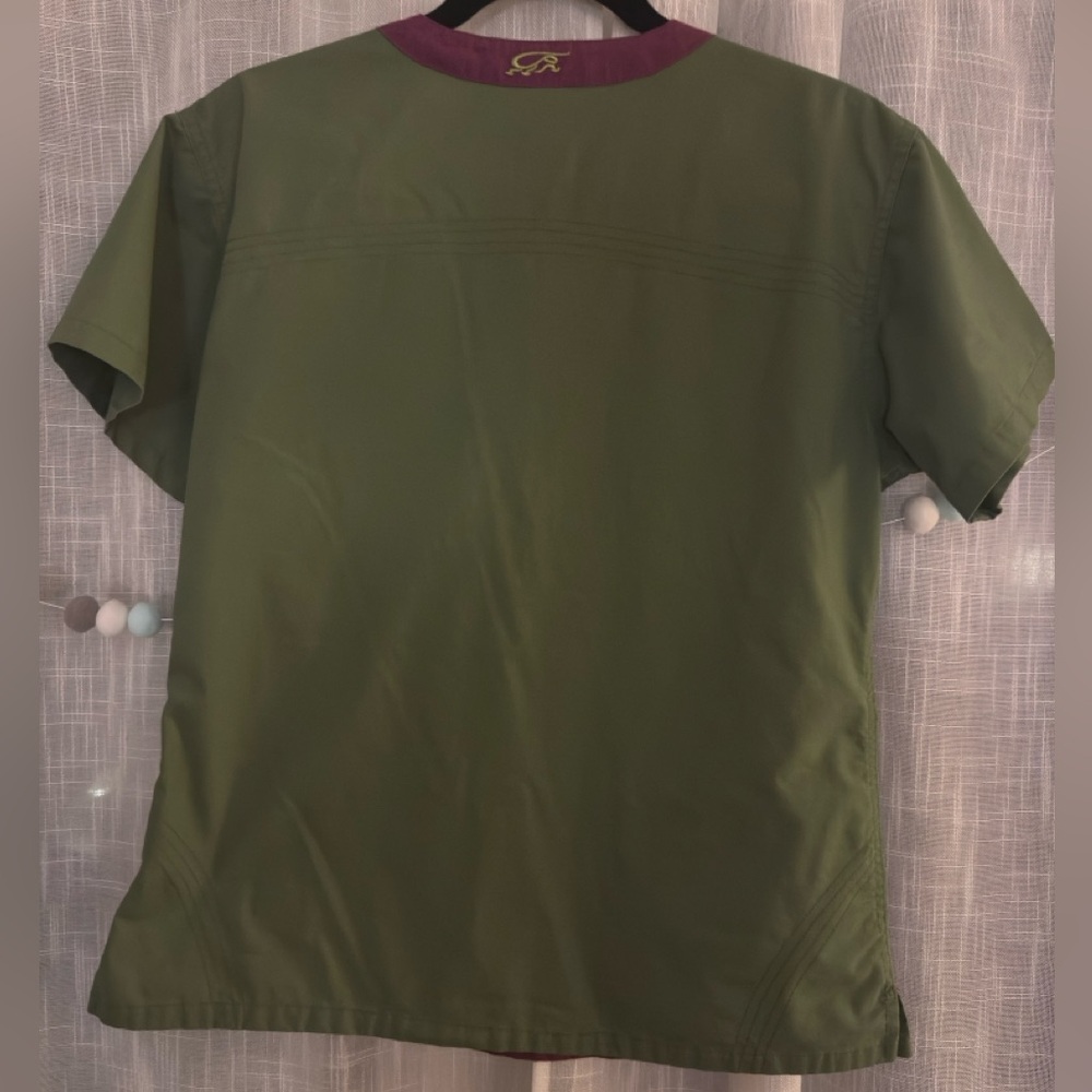 π« Olive green stretch two-pocket scrub top medium - Picture 6 of 6
